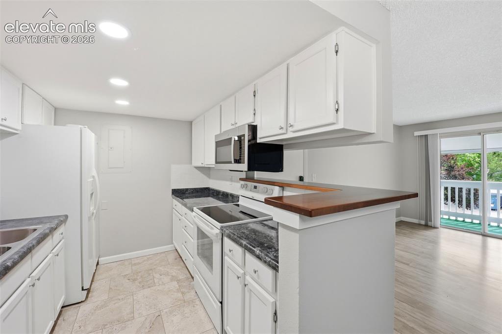 Image 10 of 25: Kitchen
