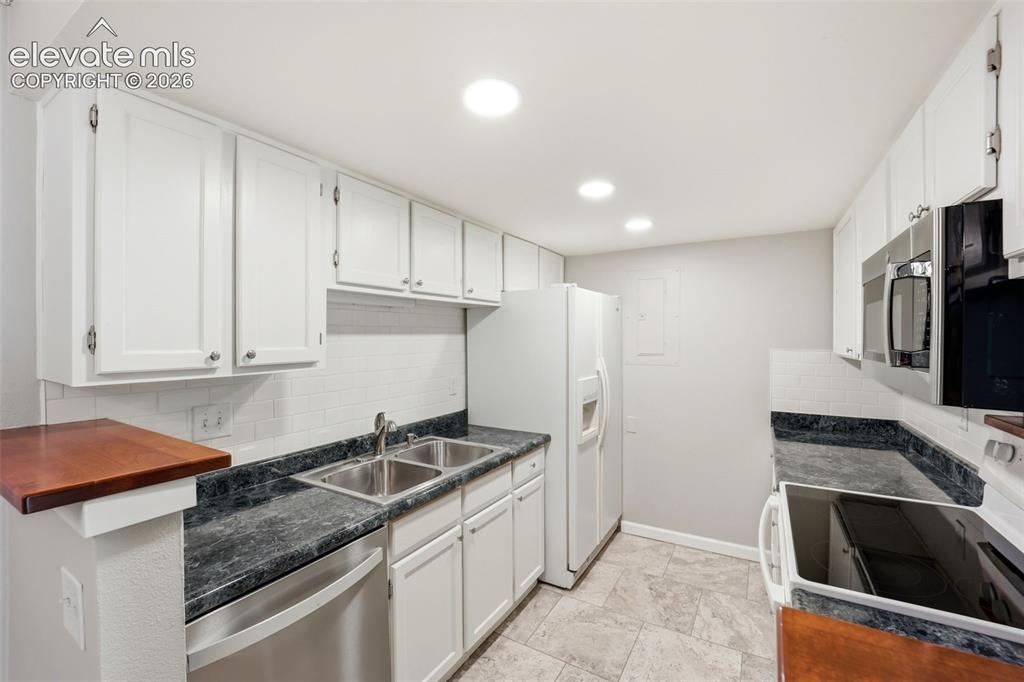 Image 11 of 25: Kitchen