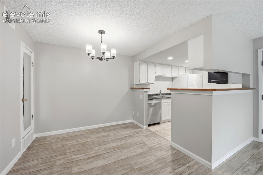 Image 13 of 25: Kitchen