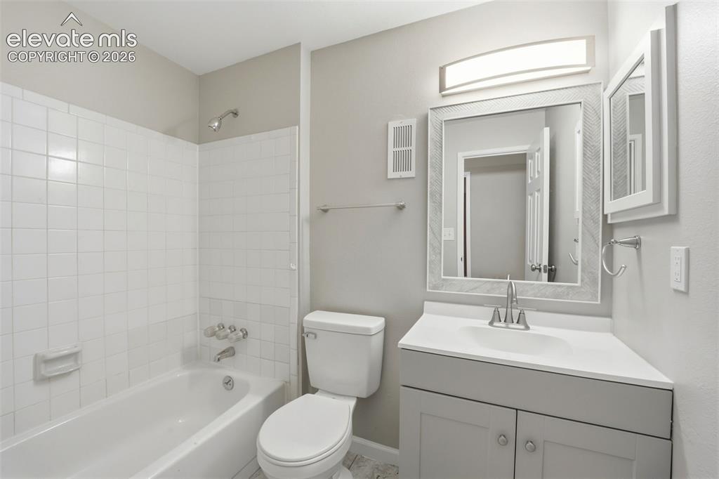Image 14 of 25: Bathroom