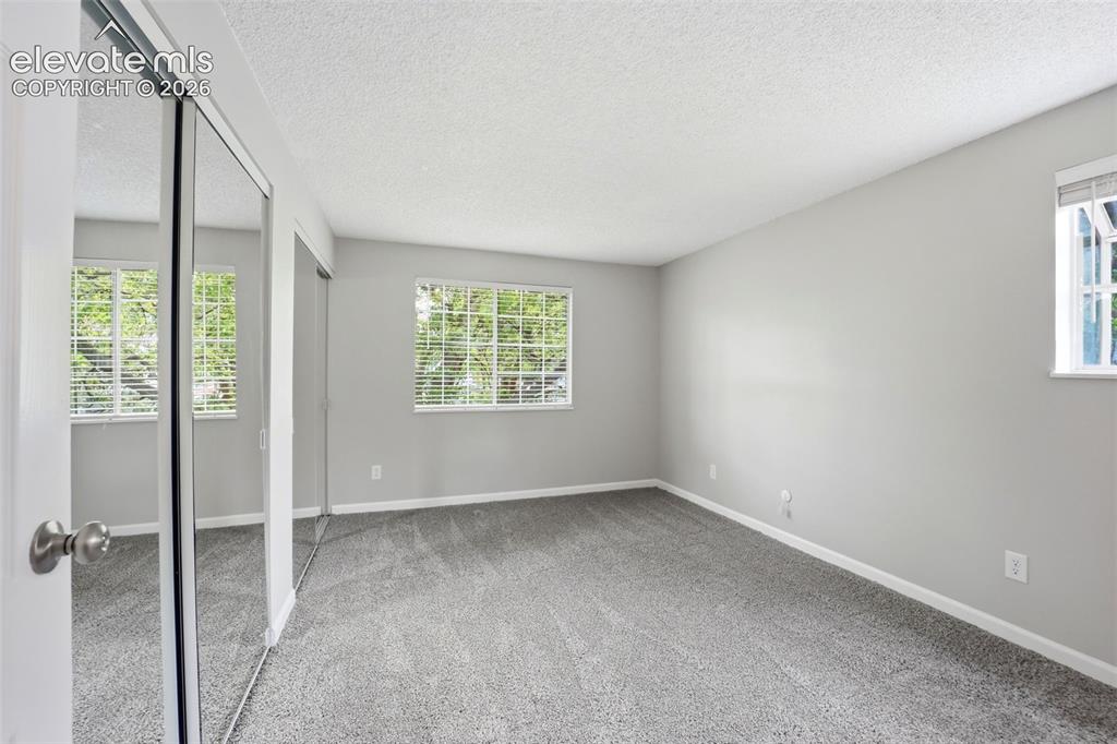 Image 17 of 25: Bedroom