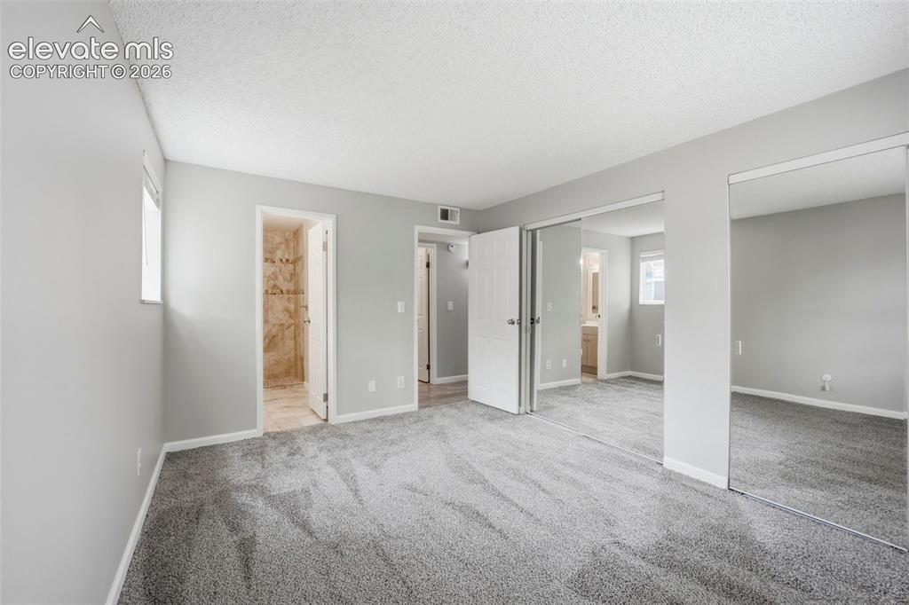 Image 19 of 25: Bedroom