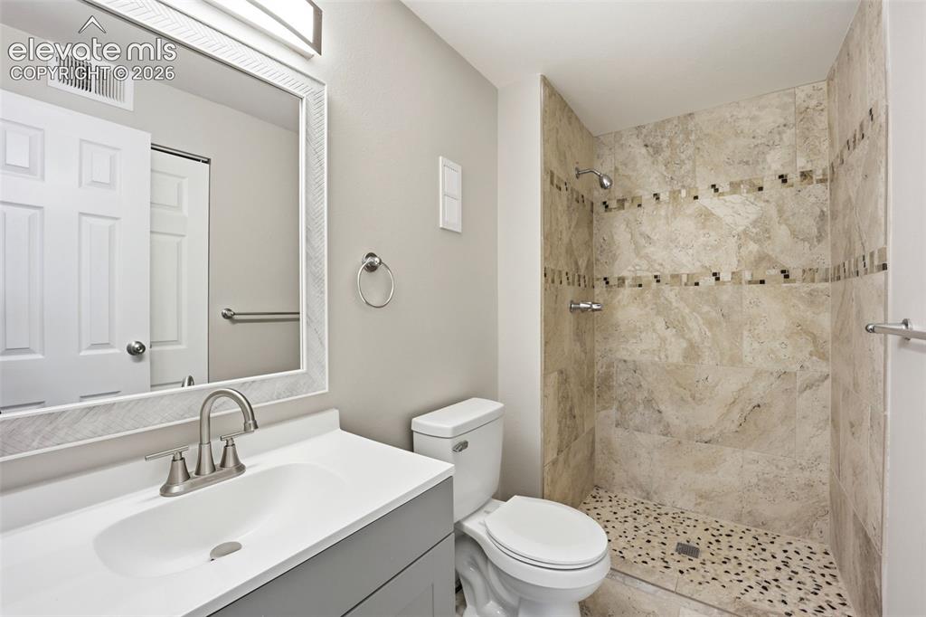 Image 20 of 25: Bathroom