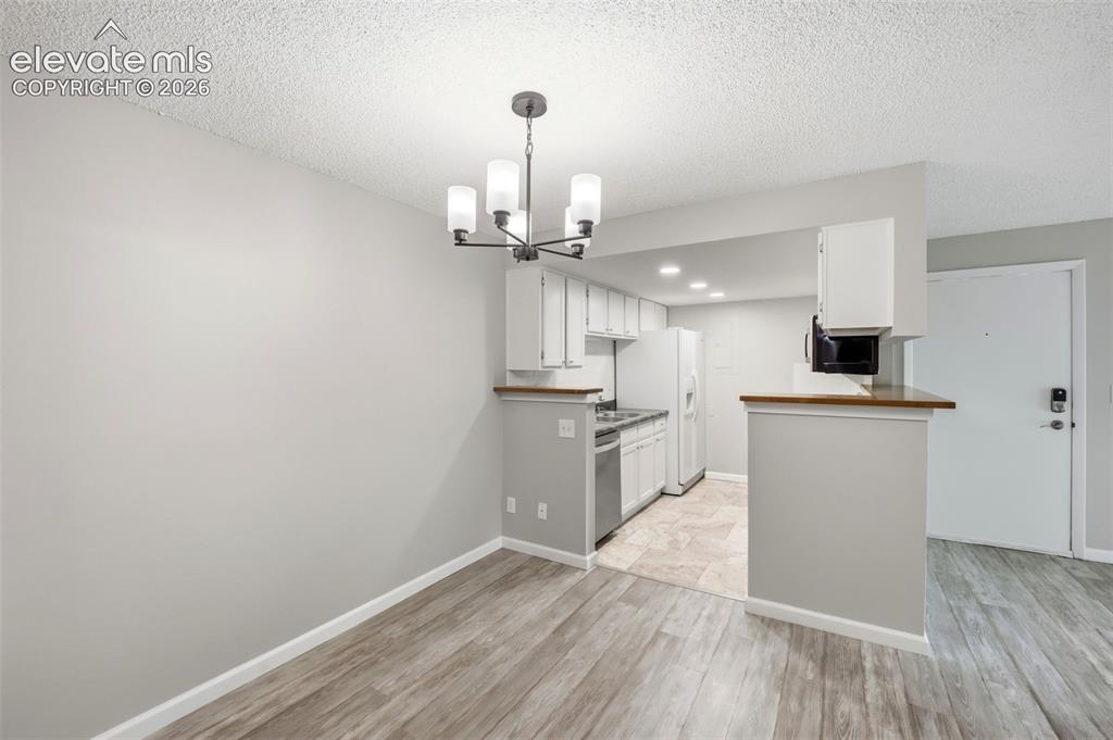 Image 7 of 25: Kitchen