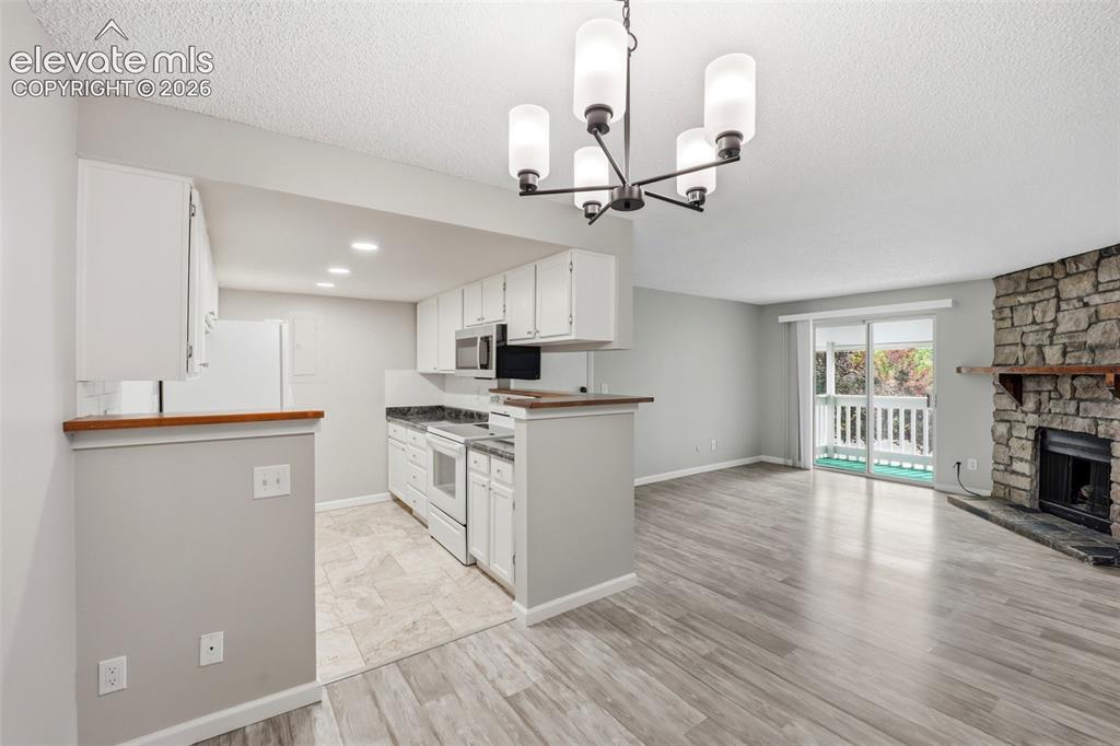 Image 8 of 25: Kitchen