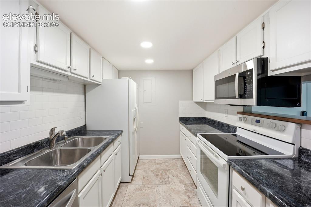 Image 9 of 25: Kitchen
