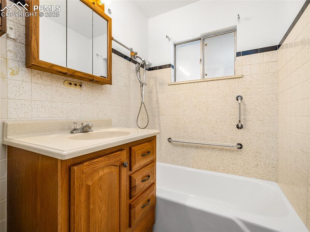 Image 18 of 34: Bathroom