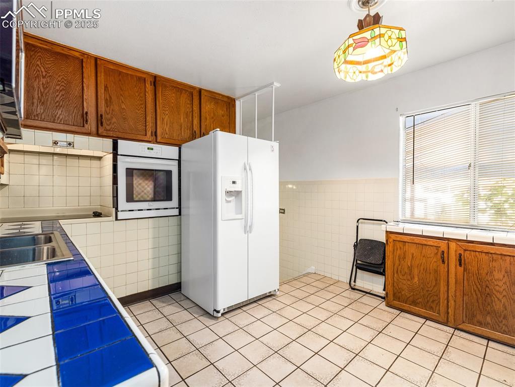 Image 19 of 34: Kitchen