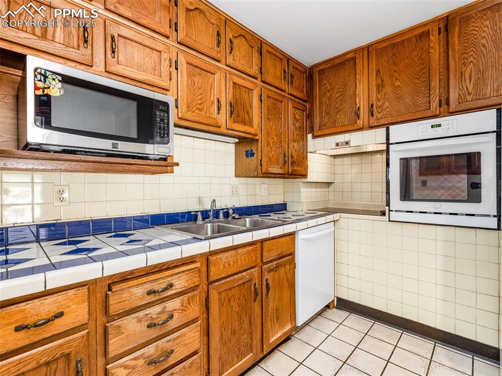 Image 20 of 34: Kitchen