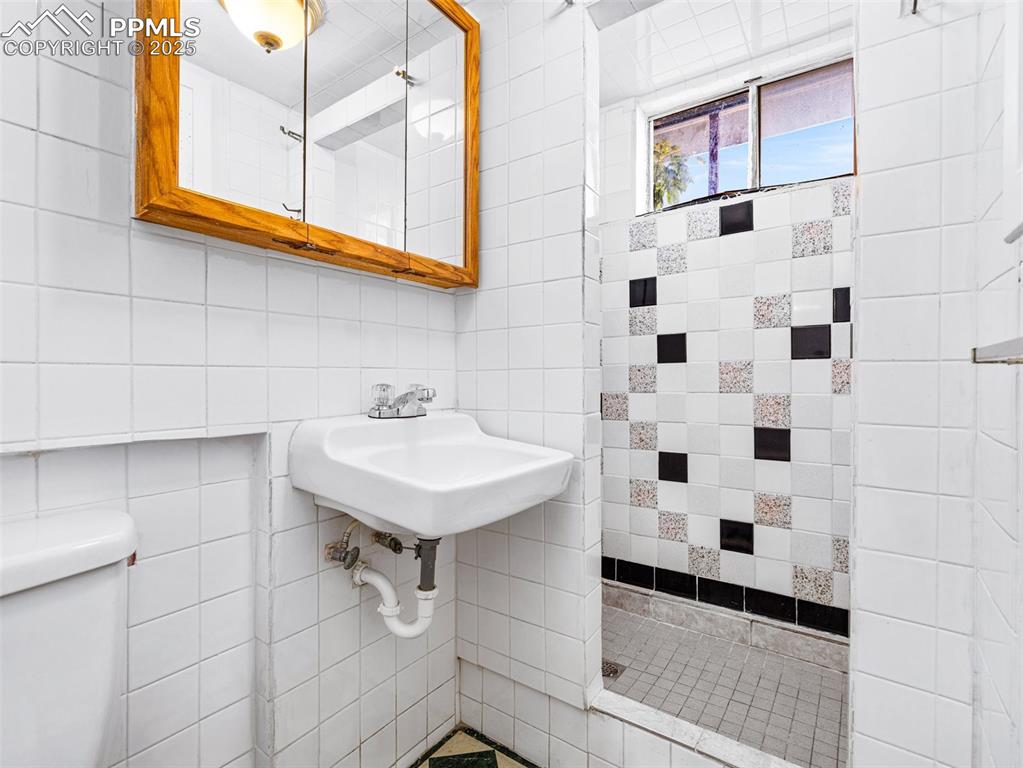 Image 26 of 34: Bathroom