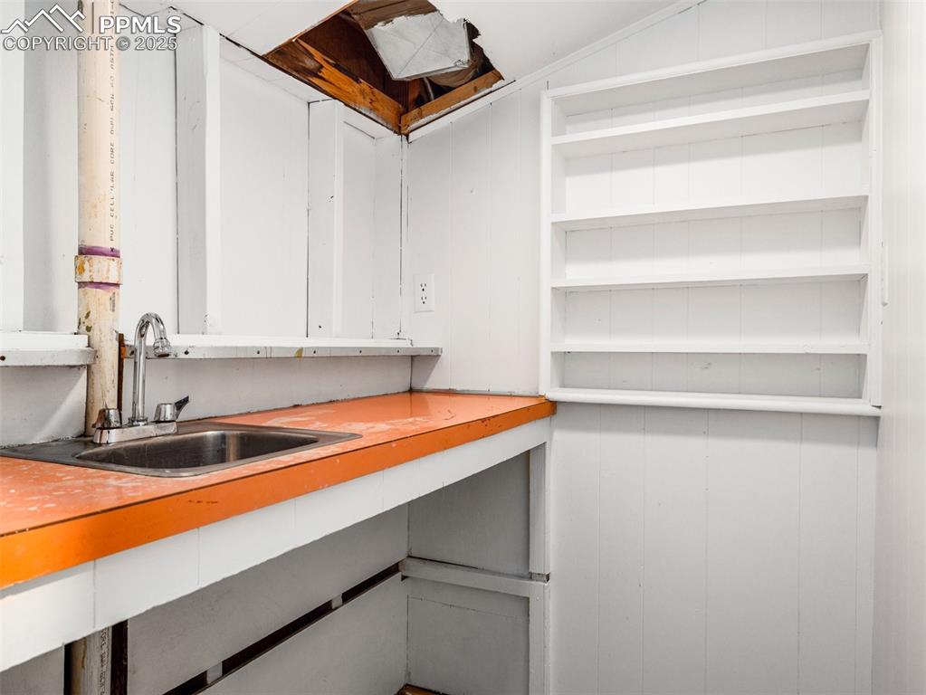 Image 28 of 34: Kitchen