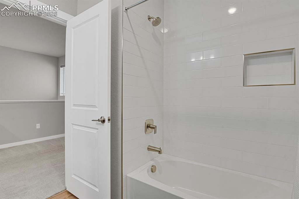 Image 22 of 28: Bathroom