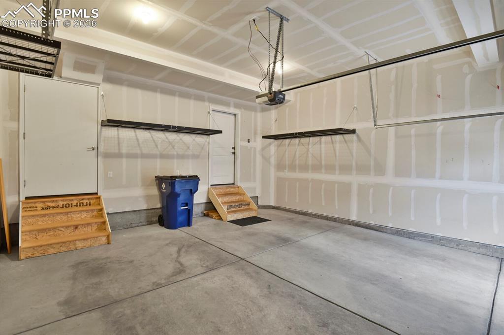 Image 25 of 28: Garage