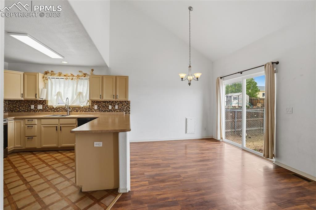 Image 13 of 40: Kitchen