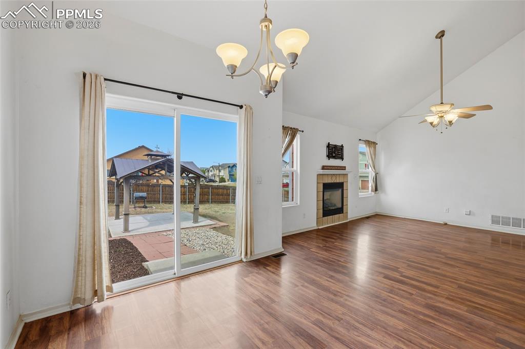 Image 14 of 40: Living Room