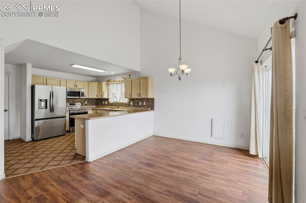 Image 15 of 40: Kitchen