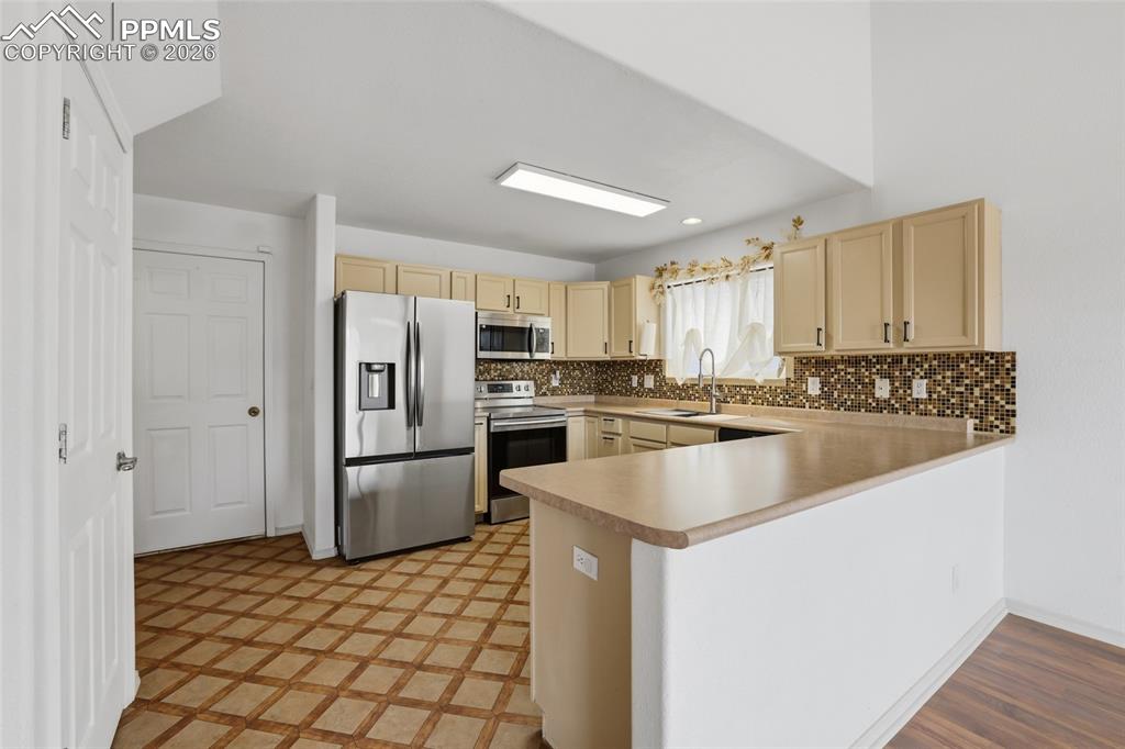 Image 16 of 40: Kitchen