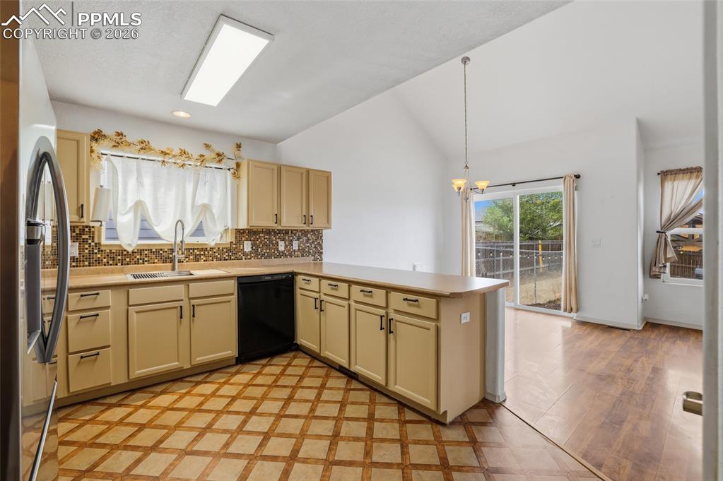 Image 17 of 40: Kitchen