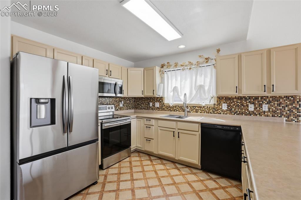 Image 18 of 40: Kitchen