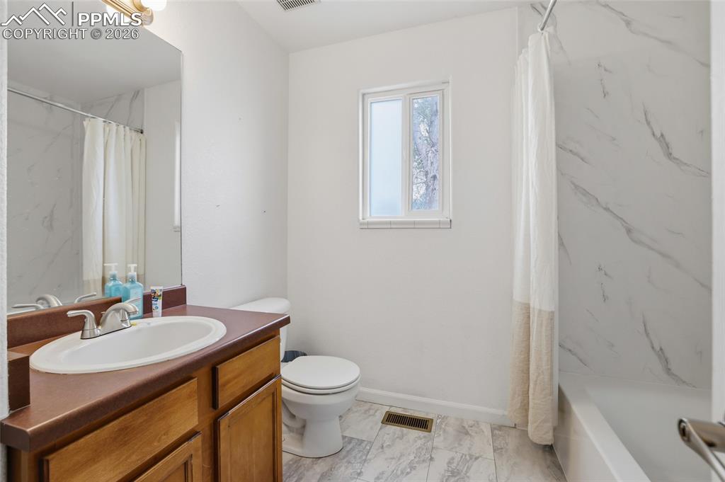 Image 25 of 40: Bathroom