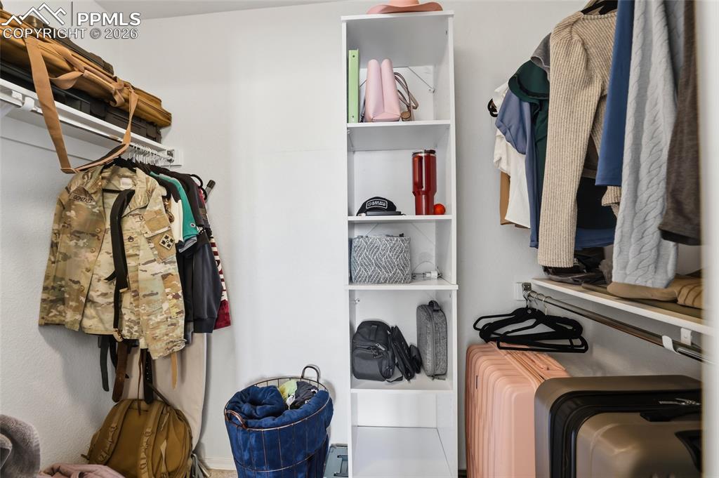 Image 31 of 40: Closet