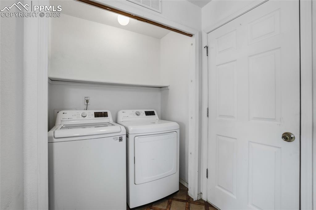 Image 32 of 40: Laundry