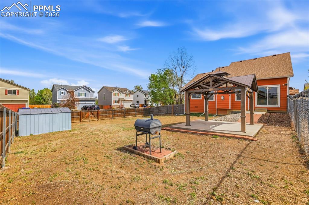 Image 34 of 40: Yard