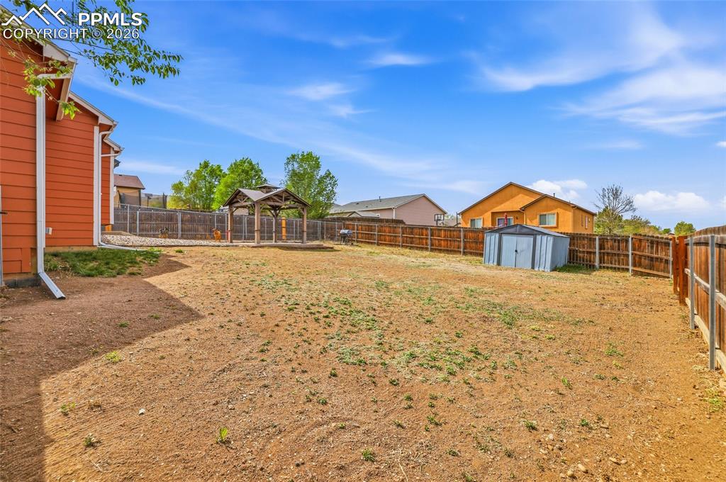 Image 36 of 40: Yard