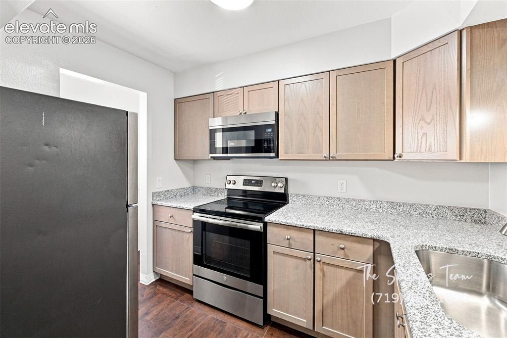 Image 10 of 49: Kitchen