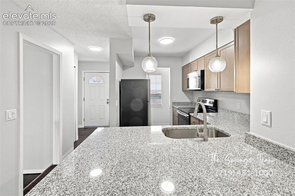 Image 13 of 49: Kitchen