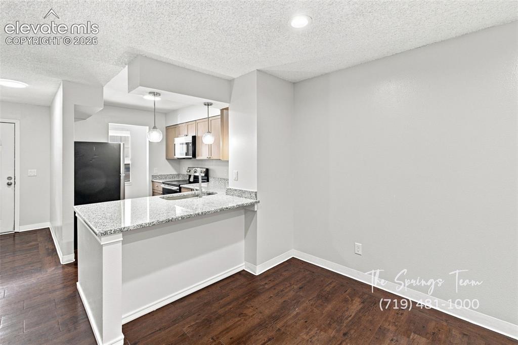 Image 17 of 49: Kitchen