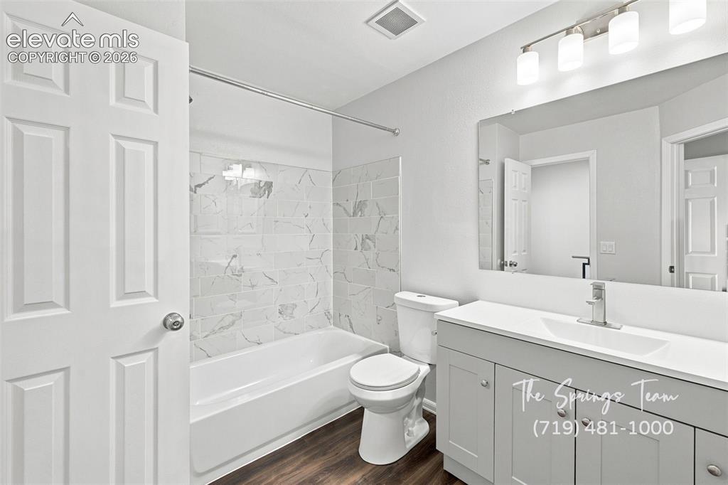 Image 34 of 49: Bathroom