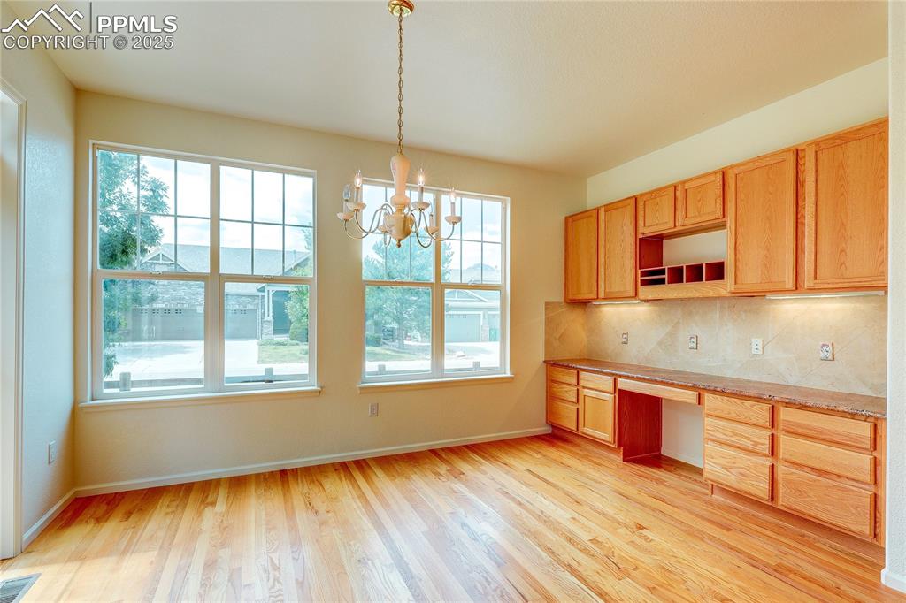 Image 10 of 50: Dining Area