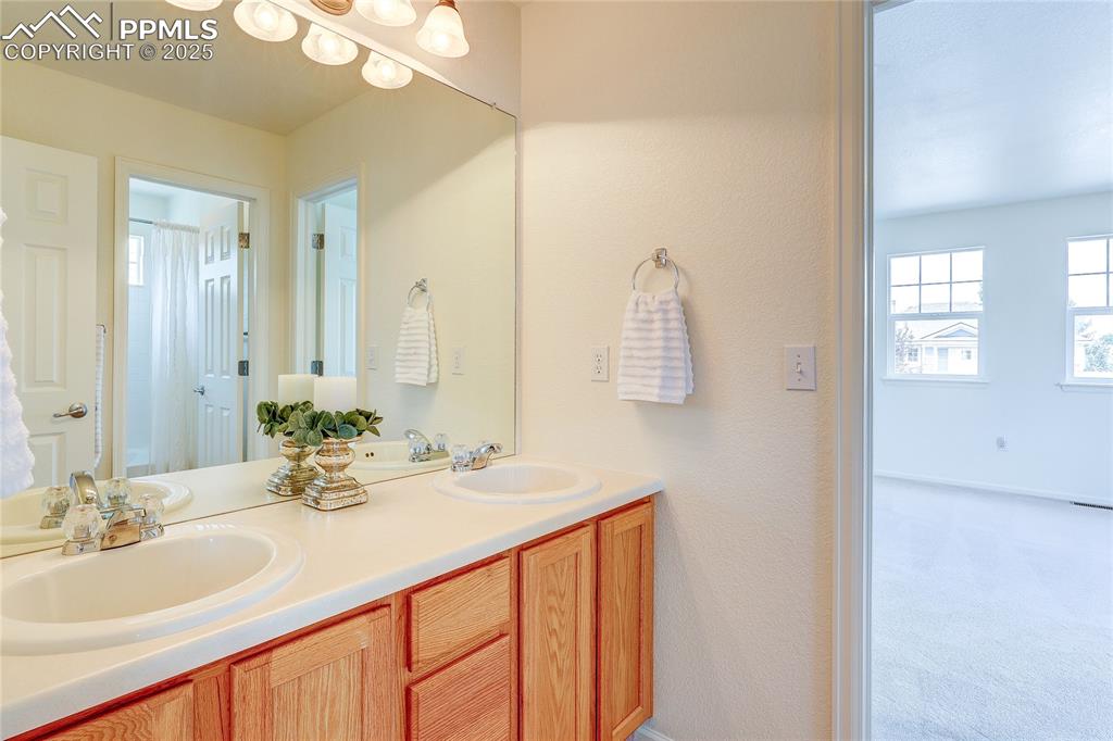 Image 36 of 50: Jack and Jill bathroom shared with bedrooms 2 & 3