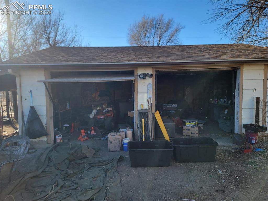 Image 5 of 7: Garage