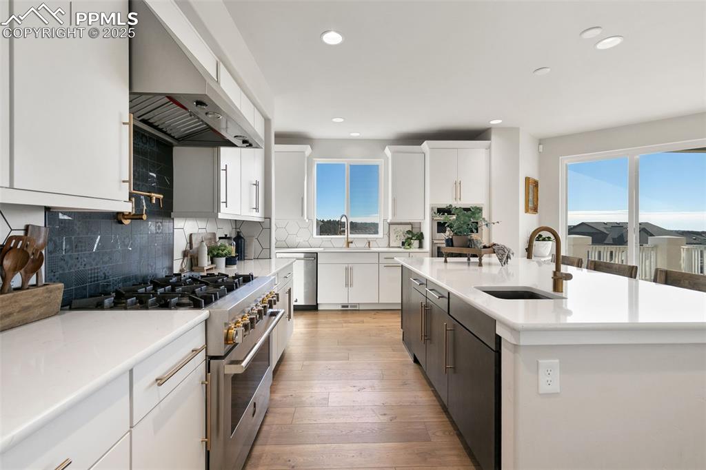 Image 16 of 49: Kitchen