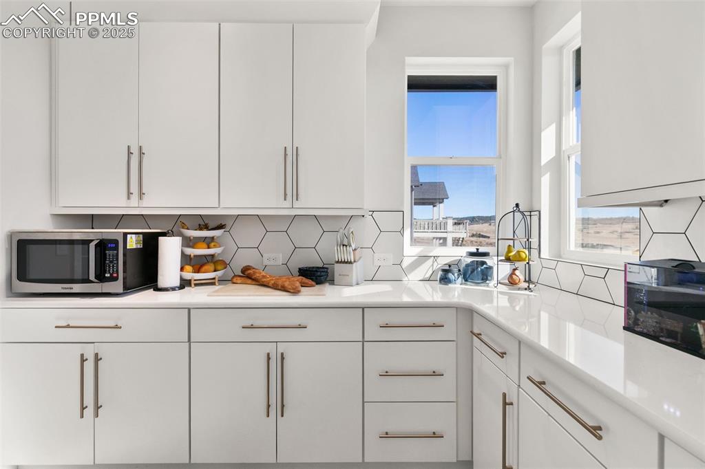 Image 18 of 49: Kitchen