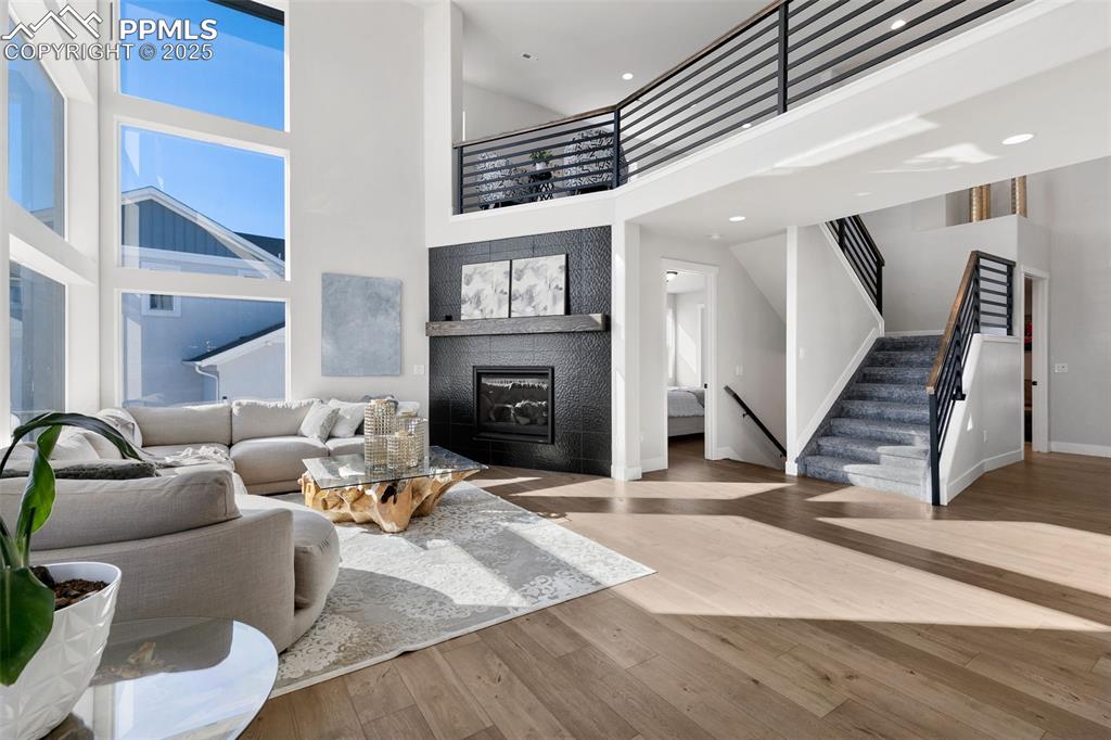 Image 21 of 49: Living Room