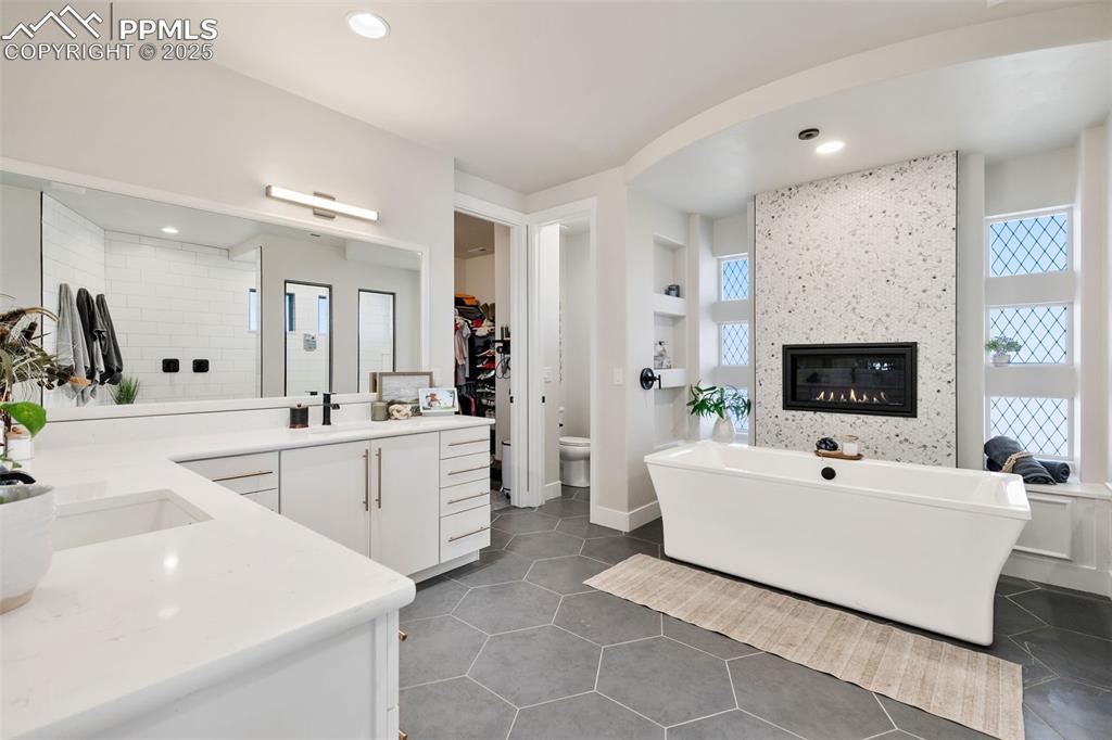 Image 27 of 49: Bathroom