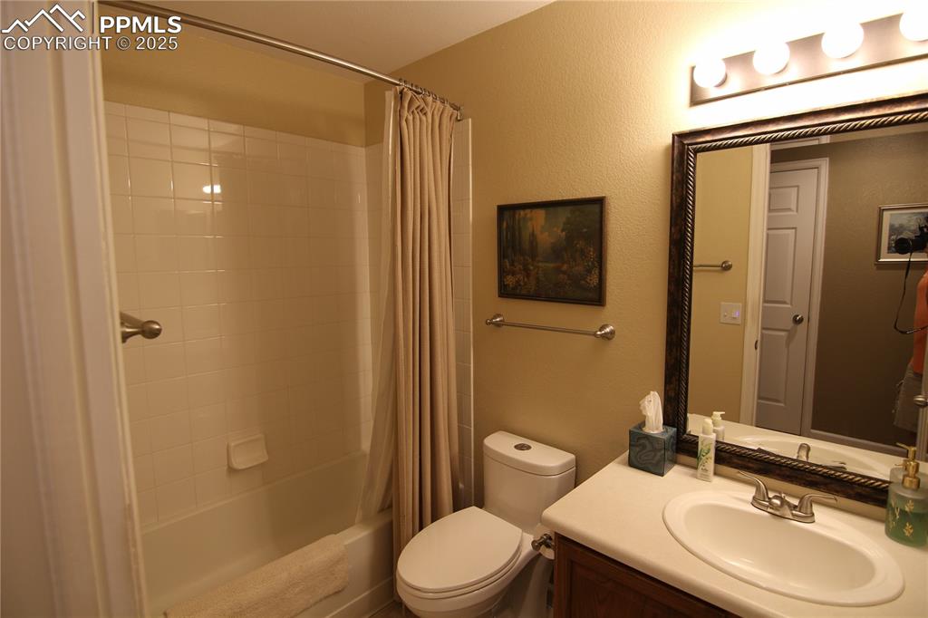 Image 16 of 23: Bathroom