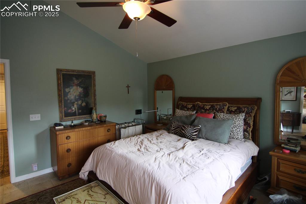 Image 17 of 23: Bedroom