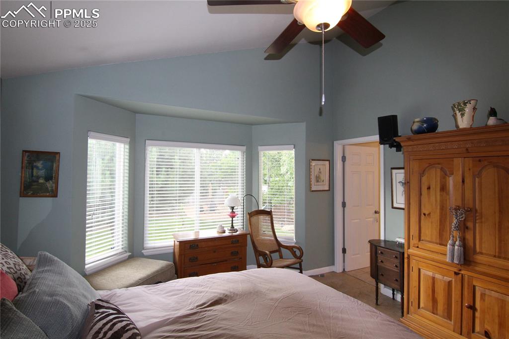 Image 18 of 23: Bedroom