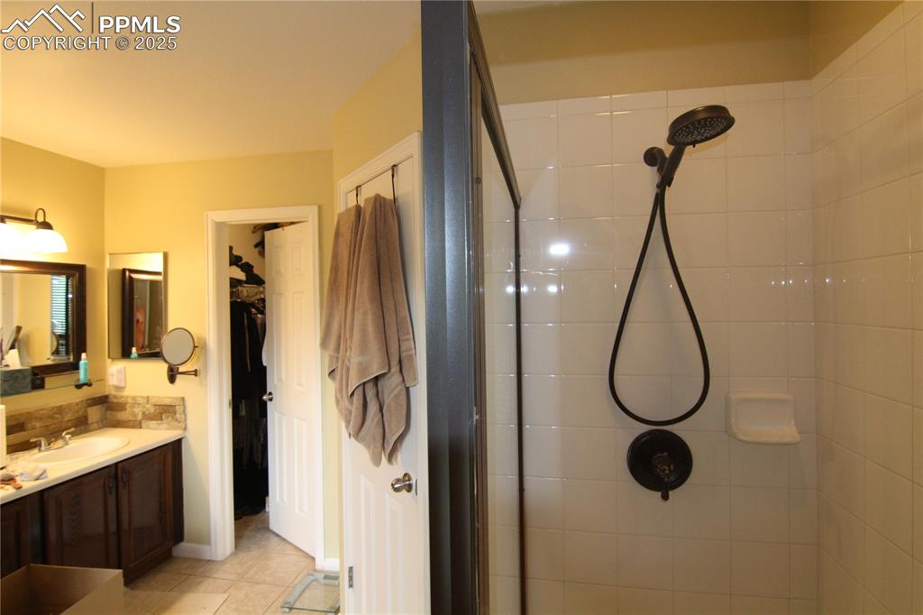 Image 19 of 23: Bathroom