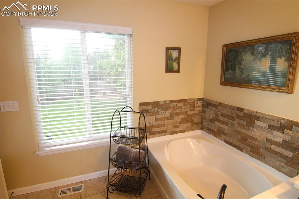 Image 20 of 23: Bathroom