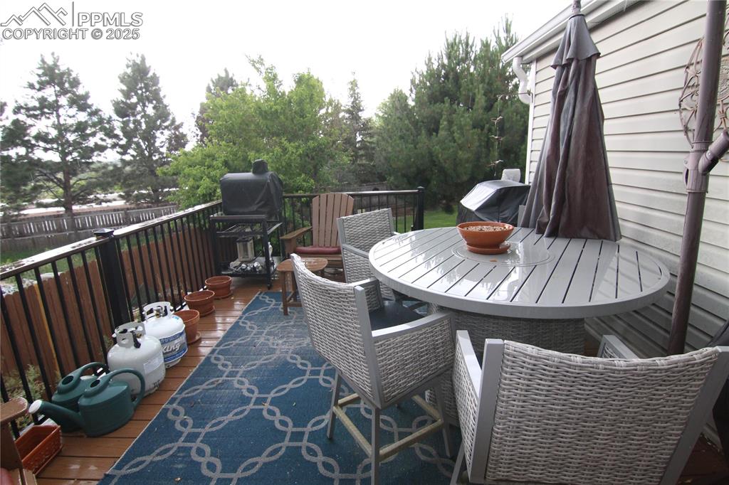 Image 21 of 23: Deck
