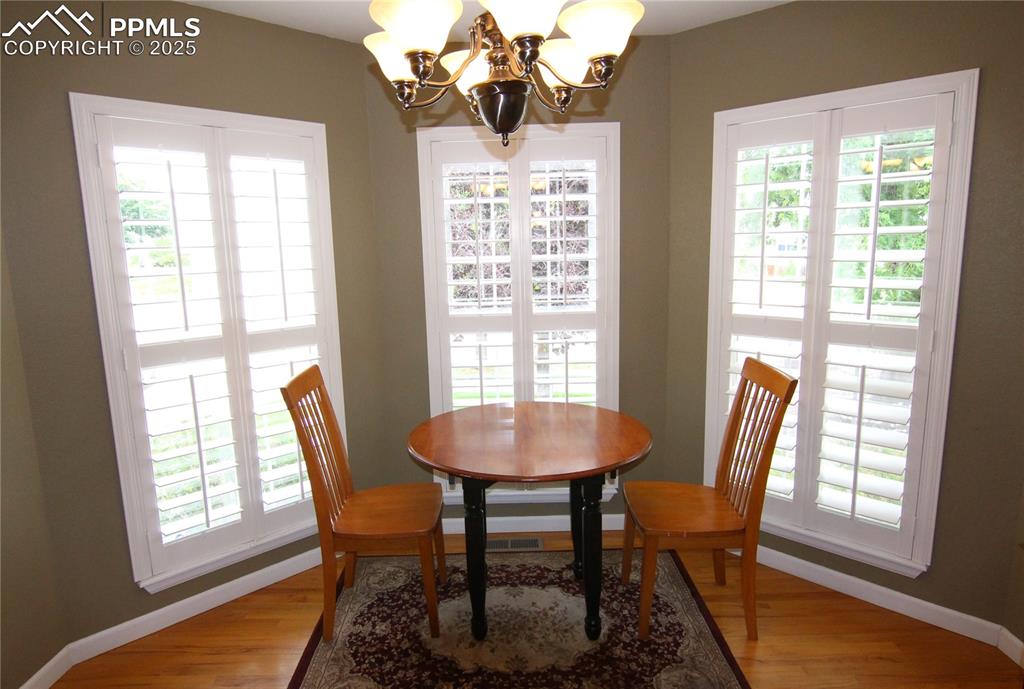 Image 6 of 23: Dining Area