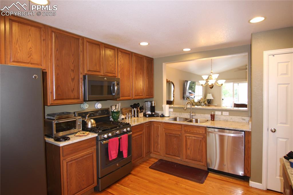 Image 7 of 23: Kitchen