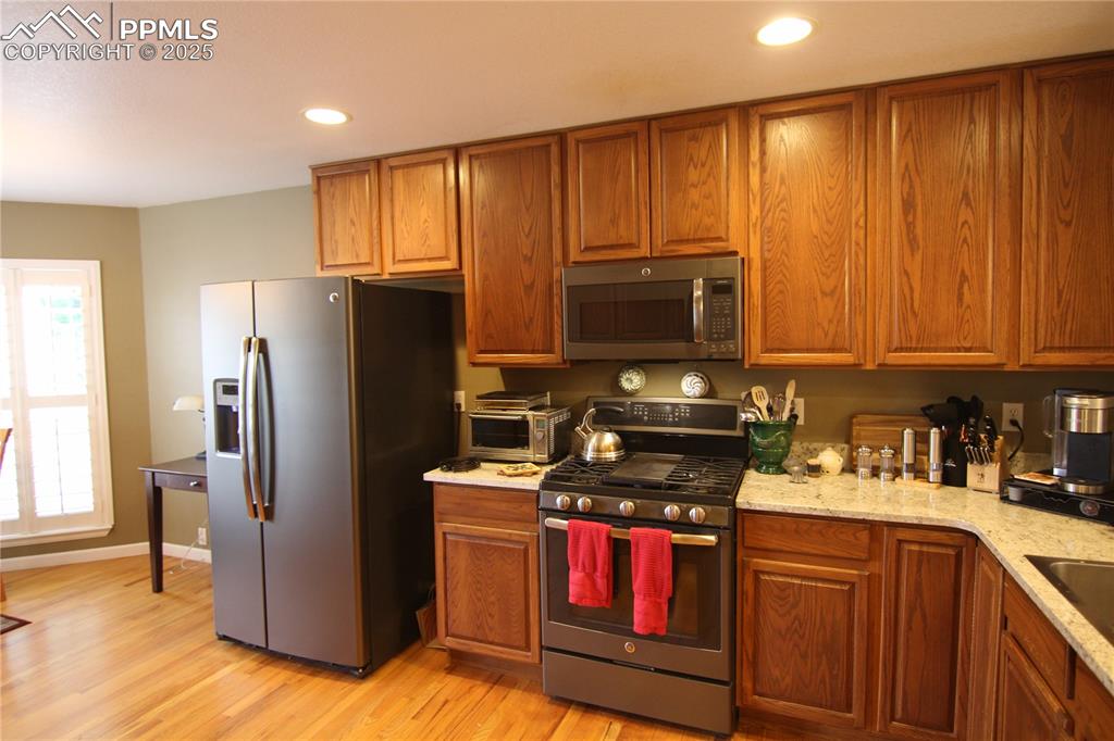 Image 8 of 23: Kitchen