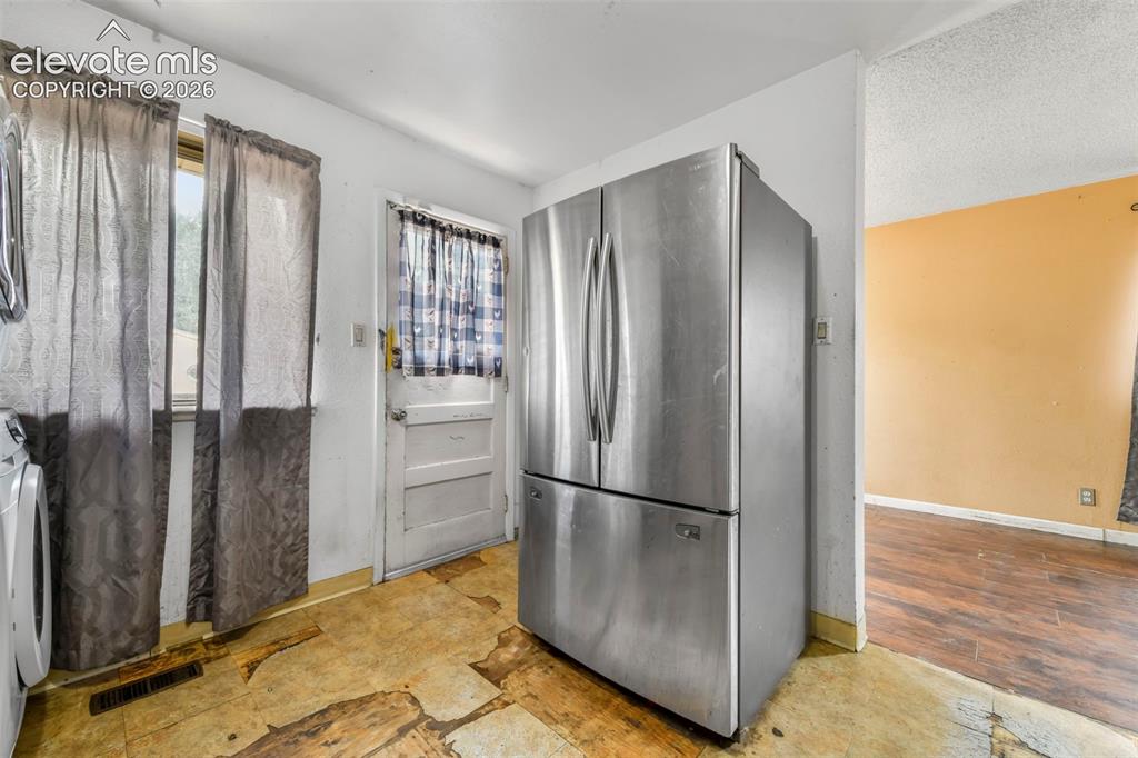 Image 12 of 50: Kitchen
