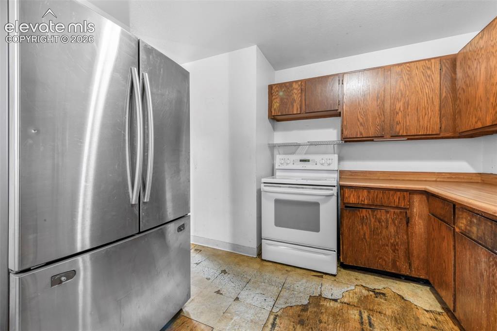 Image 13 of 50: Kitchen